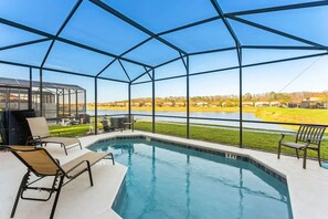 Een binnenzwembad en een buitenzwembad