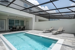 Een binnenzwembad, een buitenzwembad