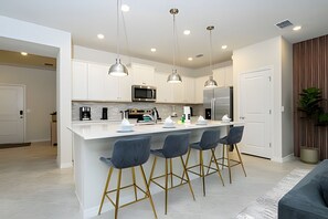 Een koelkast, een magnetron, een oven, een kookplaat