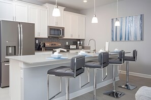 冷蔵庫、電子レンジ、オーブン、コンロ