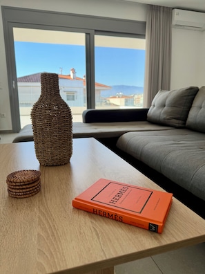 TV, fireplace - WHITE LUXURY APARTMENT (Trikala)