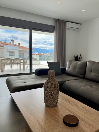 Televisión, chimenea. WHITE LUXURY APARTMENT