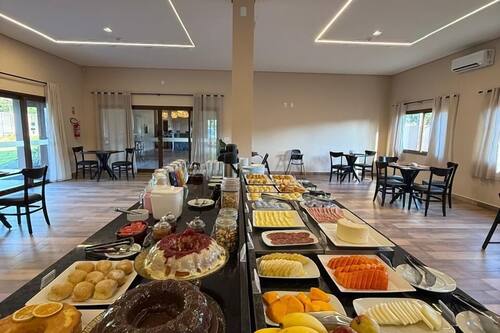 Café da manhã com buffet grátis todos os dias