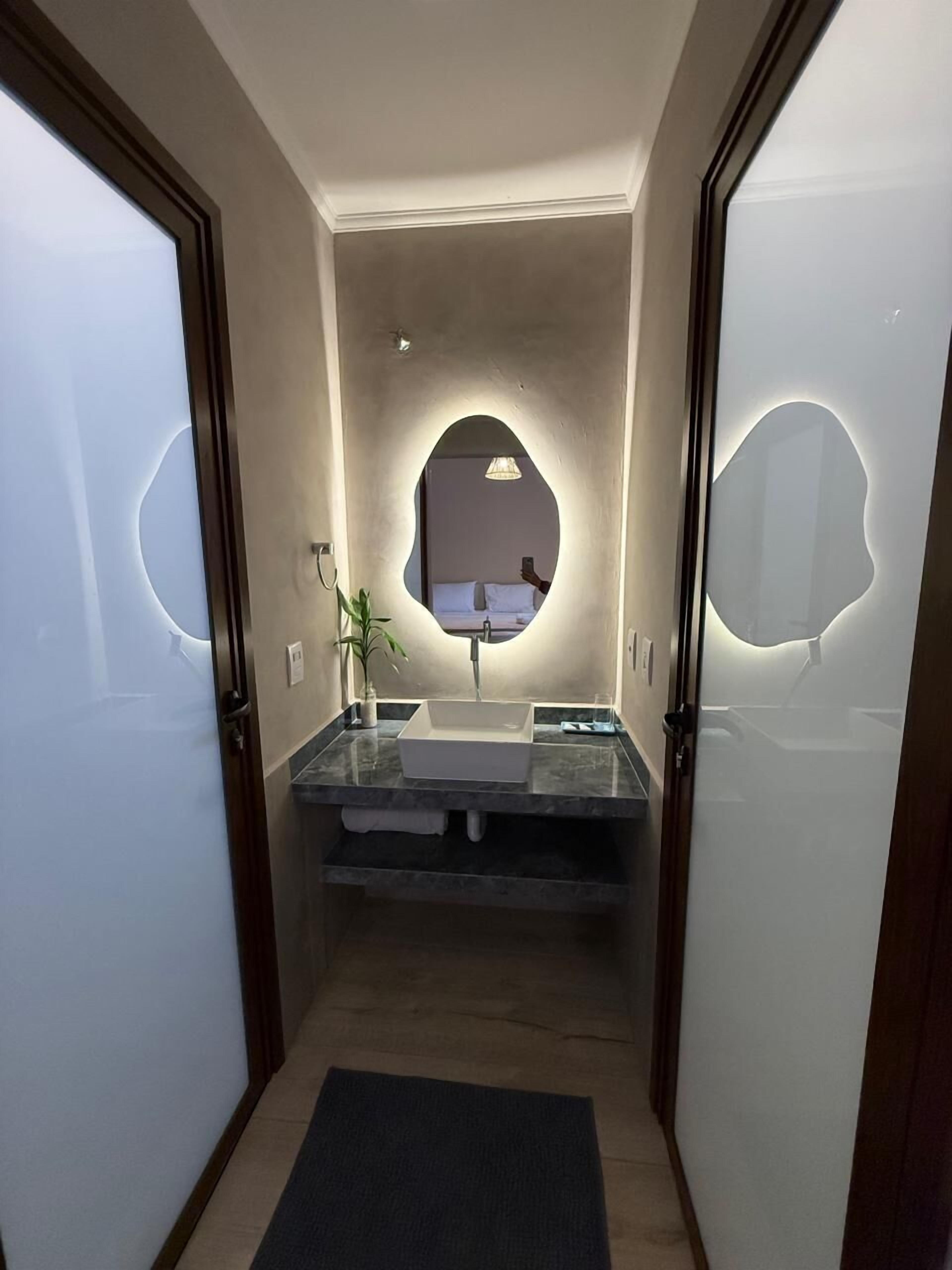 Deluxe Room, Garden View | Bathroom | Towels, soap, shampoo, toilet paper