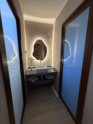 Deluxe Room, Garden View | Bathroom