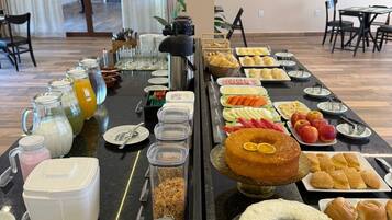 Café da manhã com buffet grátis todos os dias