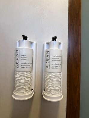 Deluxe Room, Garden View | Bathroom | Towels, soap, shampoo, toilet paper