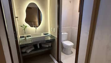 Deluxe Room, Garden View | Bathroom | Towels, soap, shampoo, toilet paper