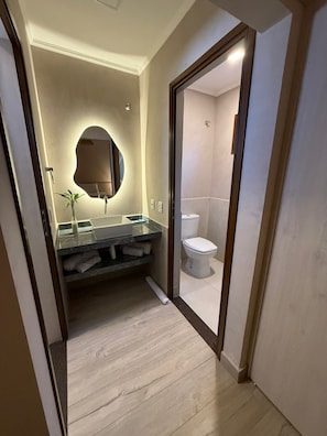 Deluxe Room, Garden View | Bathroom | Towels, soap, shampoo, toilet paper