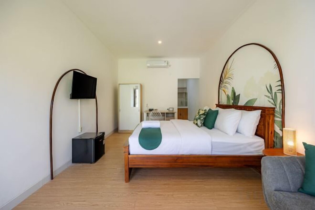 Une chambre à coucher avec un lit en bois, un bureau et une chaise.