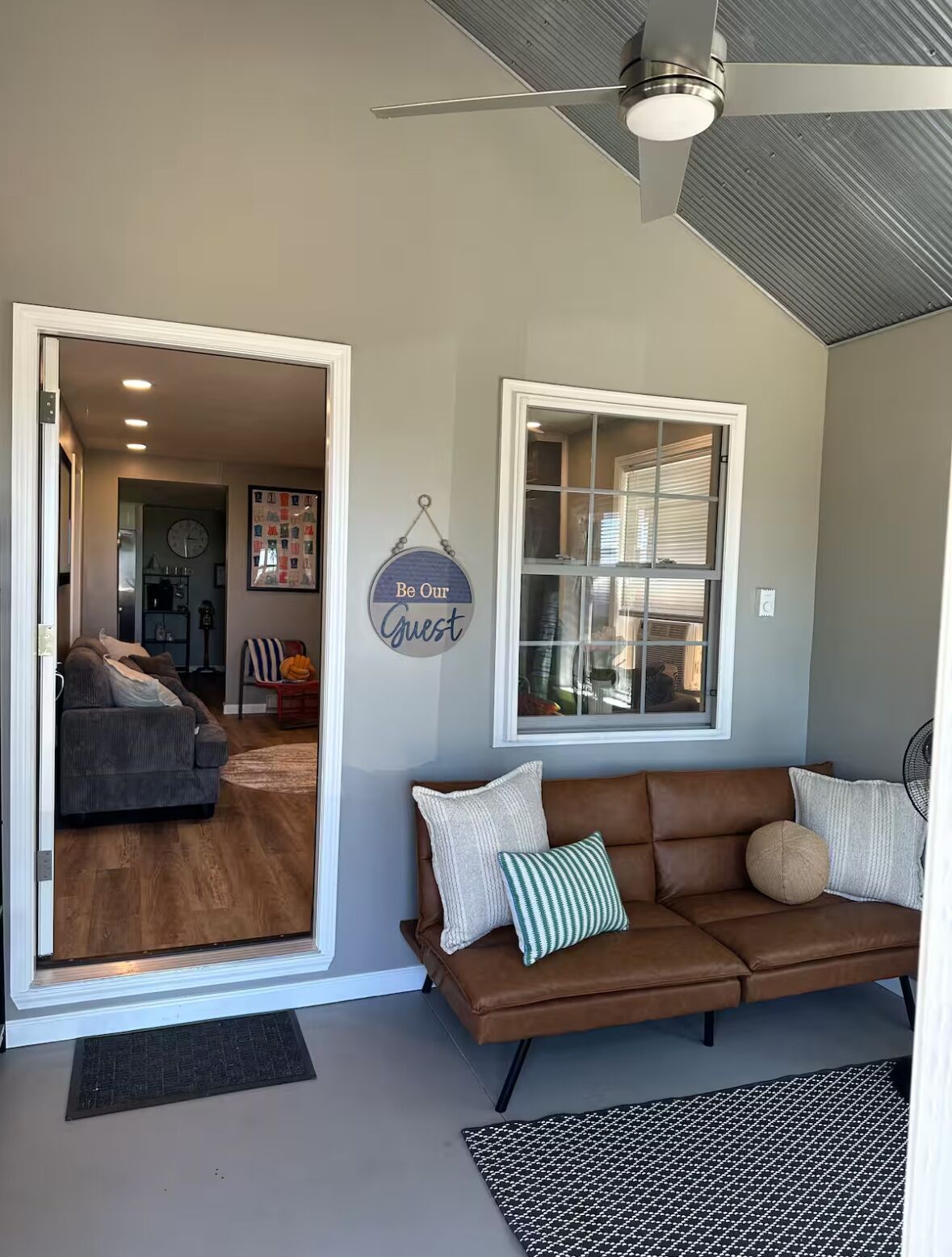 Smart TV, chimenea, libros