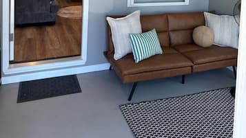 Smart TV, chimenea, libros