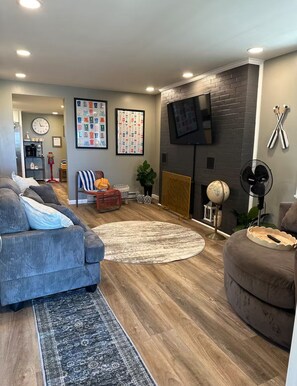 Smart TV, fireplace, books - Barcelona Beachfront Bungalow (Westfield)