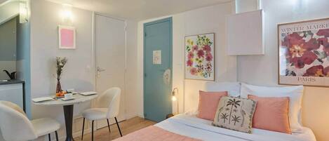 Apartment | Laptop workspace, iron/ironing board, bed sheets