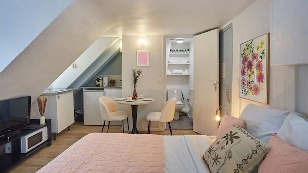 A compact, modern apartment with a kitchenette, a dining area, and a bedroom. - Lovely Studio Place Vendome Opera (Paris)