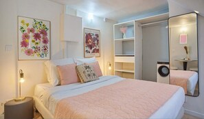 Apartamento | Espacio para trabajar con un portátil y tabla de planchar con plancha