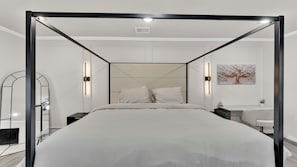 4 bedrooms, desk, iron/ironing board, travel crib - Family Retreat with Private Patio (Dallas)