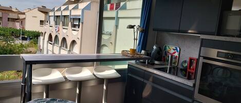 Kühlschrank, Mikrowelle, Wasserkocher mit Kaffee-/Teezubehör, Toaster