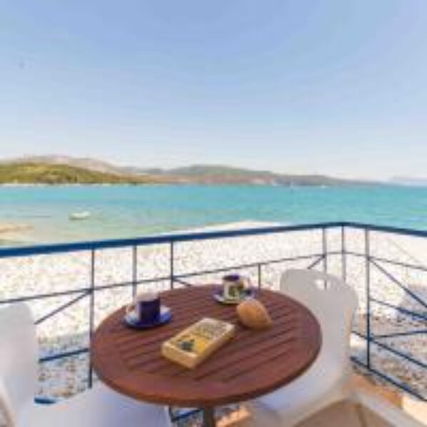 Outdoor dining - SALTY BREEZE Beachfront Villa (Ligia)
