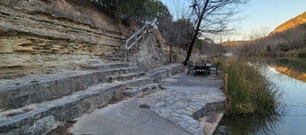 Peaceful 3-bedroom cabin in canyon area north of Leakey