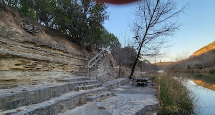 Peaceful 3-bedroom cabin in canyon area north of Leakey