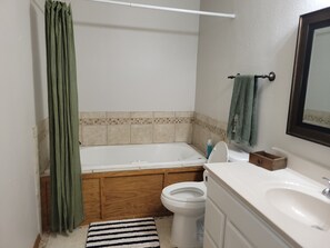 Suihku, poreamme, pyyhkeet, saippua