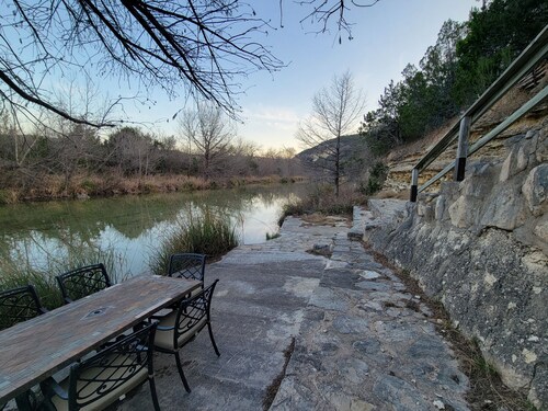Peaceful 3-bedroom cabin in canyon area north of Leakey