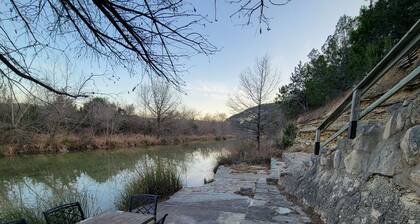 Peaceful 3-bedroom cabin in canyon area north of Leakey