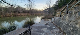 Peaceful 3-bedroom cabin in canyon area north of Leakey