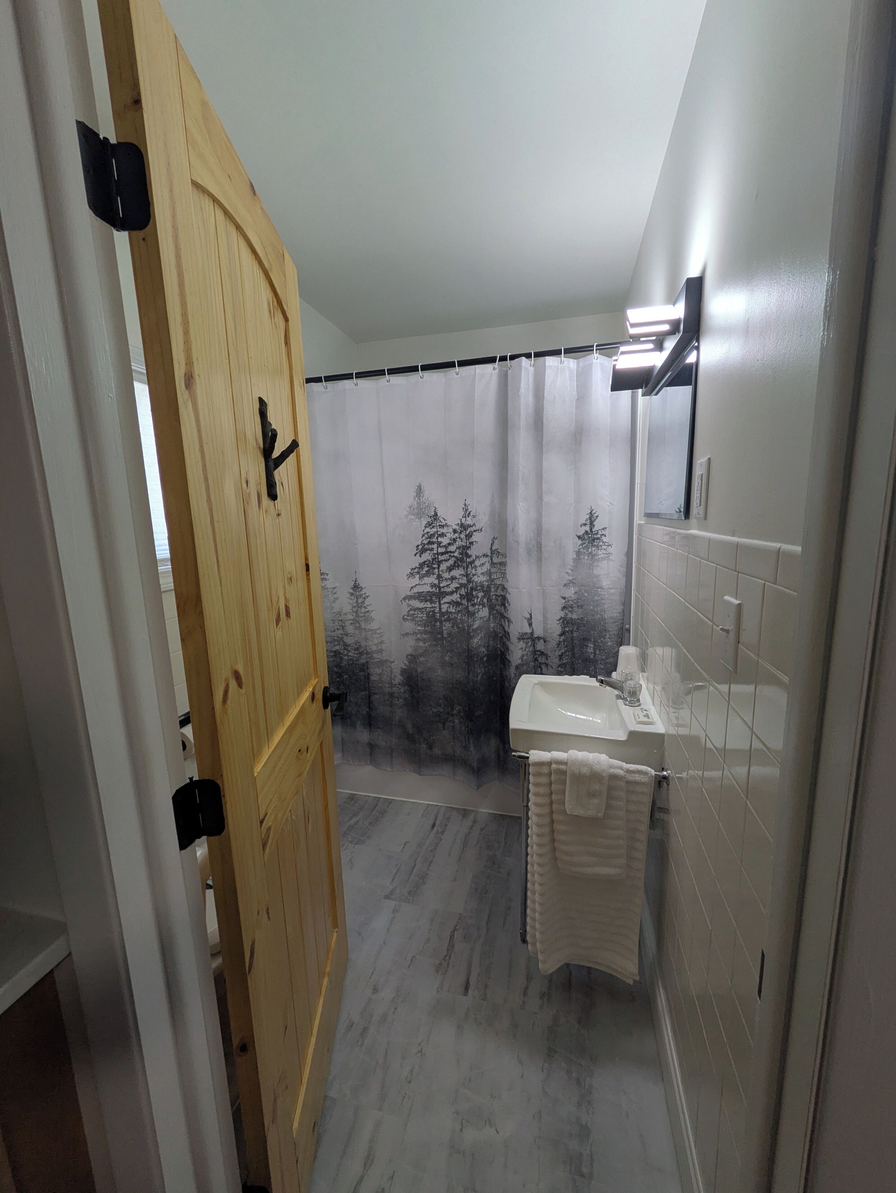 Deluxe Quadruple Room | Bathroom | Bathtub, hair dryer, towels, soap