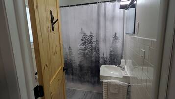 Deluxe Quadruple Room | Bathroom | Bathtub, hair dryer, towels, soap