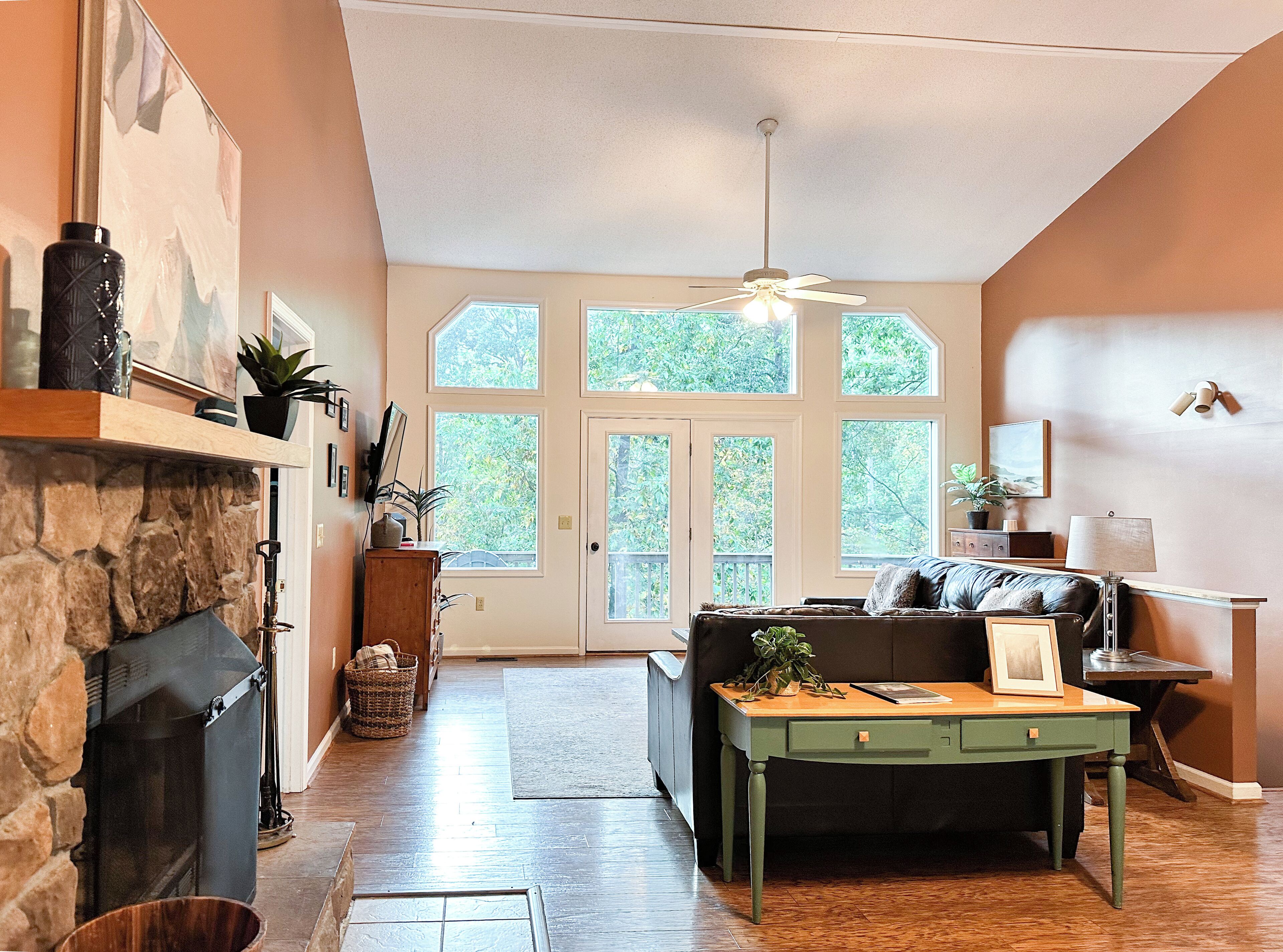 Televisie en een open haard