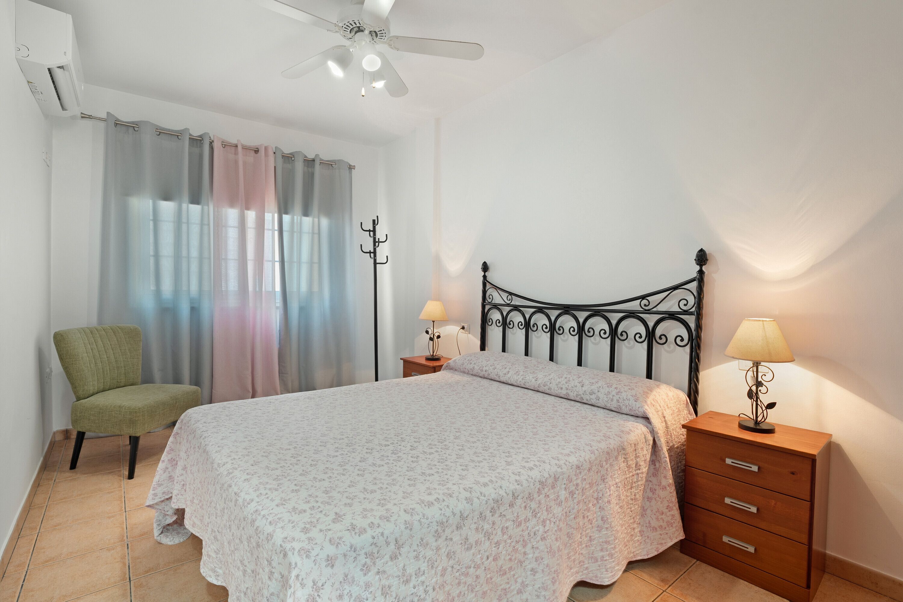 2 dormitorios, tabla de planchar con plancha, wifi y ropa de cama