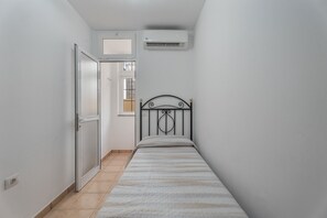 2 quartos, ferros/tábuas de passar roupa, Wi-Fi, roupa de cama