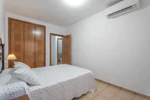 2 habitaciones, tabla de planchar con plancha, wifi y ropa de cama 