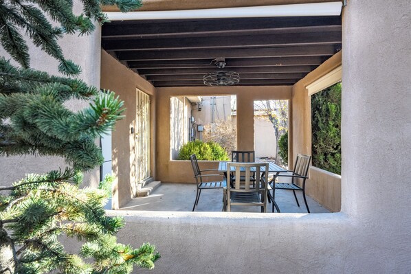 Outdoor dining - Casa Lupita - Charming 4-bedroom Santa Fe Retreat (Santa Fe)