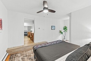 4 Schlafzimmer, Schreibtisch, Bügeleisen/Bügelbrett, Reisekinderbett