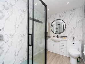 Shower, hair dryer, towels