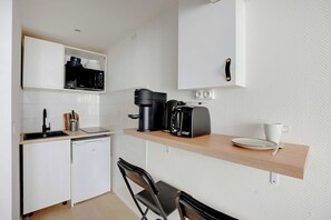 House | Private kitchen | Fridge, microwave, stovetop, coffee/tea maker