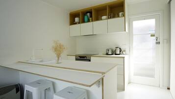 Coffee/tea maker, fridge, microwave, oven