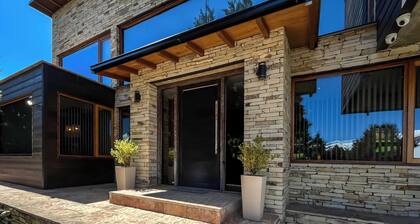 Stunning 4-Bedroom House Large Garden and Pool H61 by Apartments Bariloche