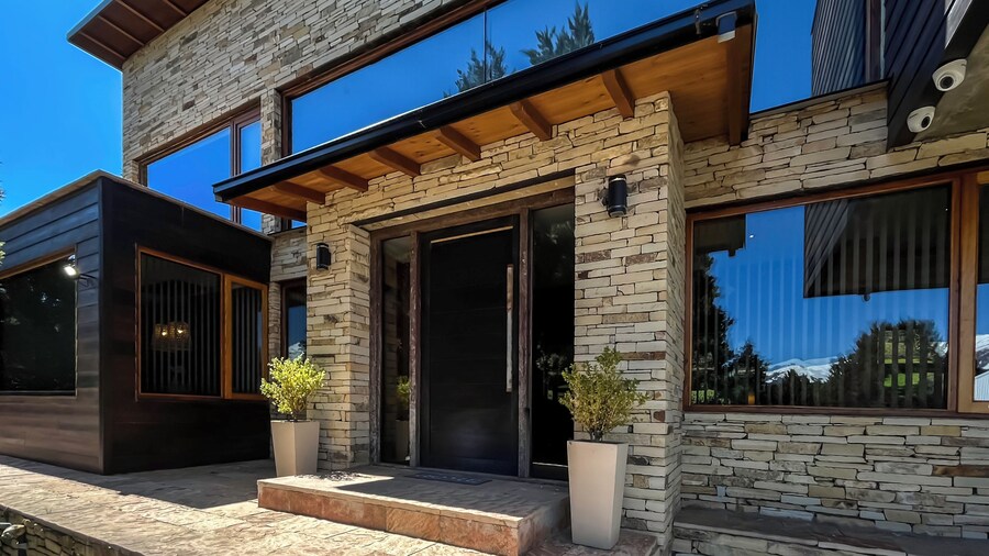 Stunning 4-Bedroom House Large Garden and Pool H61 by Apartments Bariloche