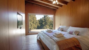 Deluxe House, 4 Bedrooms, Private Pool, Mountain View | Premium bedding, down comforters, pillowtop beds, individually decorated
