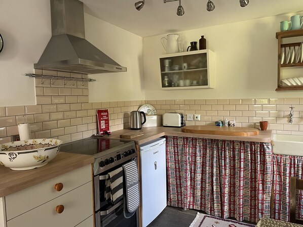 Lave-vaisselle, batterie de cuisine, vaisselle et ustensiles