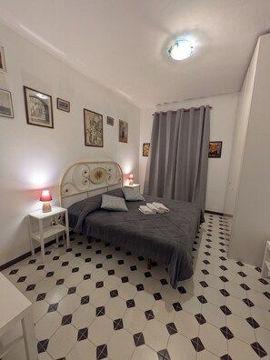 1 bedroom, desk, bed sheets, wheelchair access