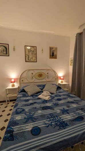 1 slaapkamer, een bureau, beddengoed, rolstoeltoegang