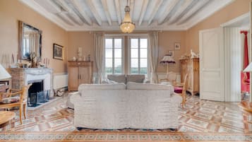 Cheminée, table de tennis de table, chaßne hi-fi