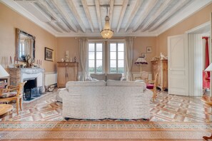 Fireplace, ping pong, stereo