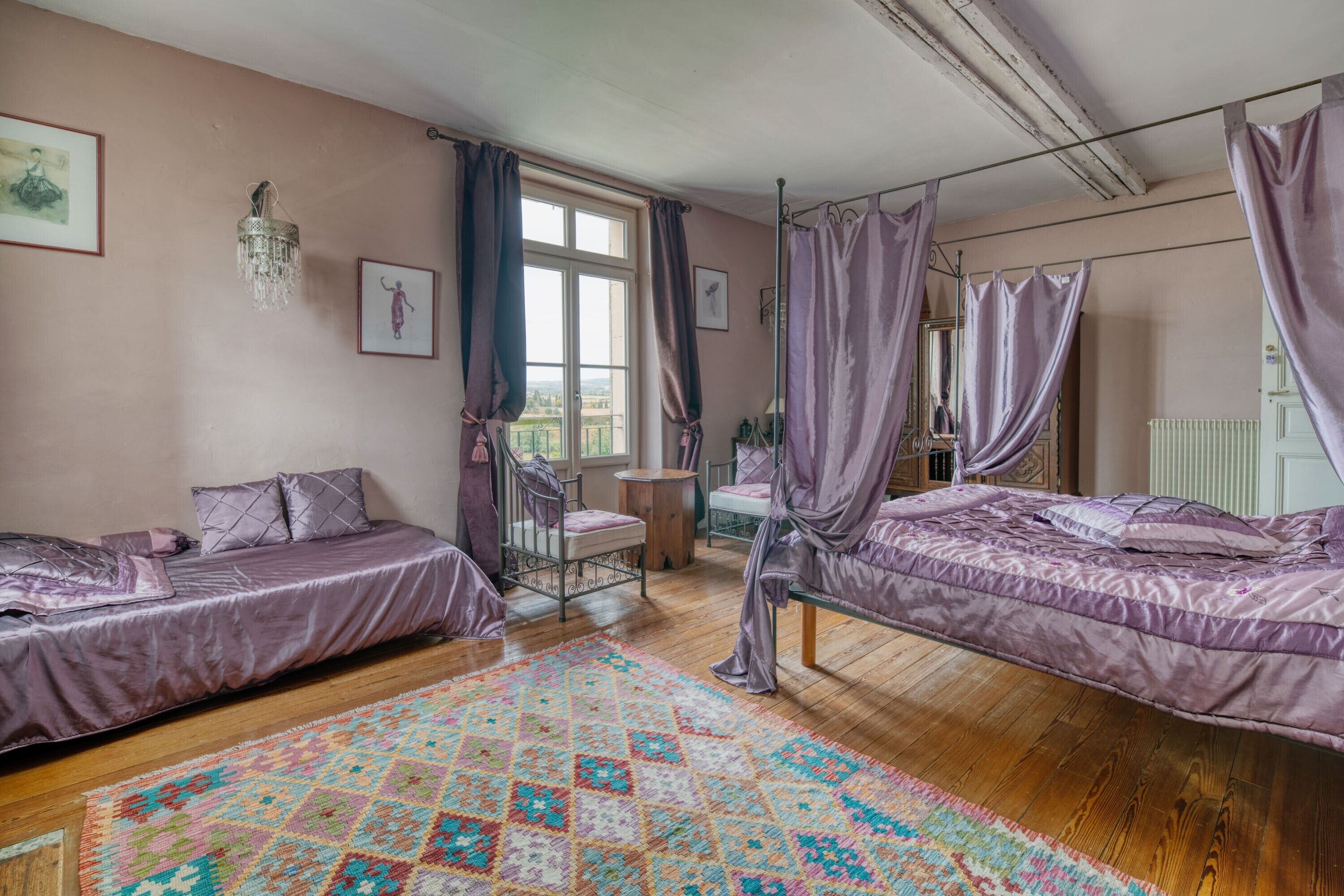 7 habitaciones, tabla de planchar con plancha, wifi y ropa de cama 