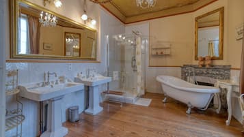 Een douche, een haardroger, handdoeken
